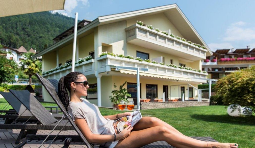 Giardino rilassante con piscina coperta presso Residence Mignon a Merano